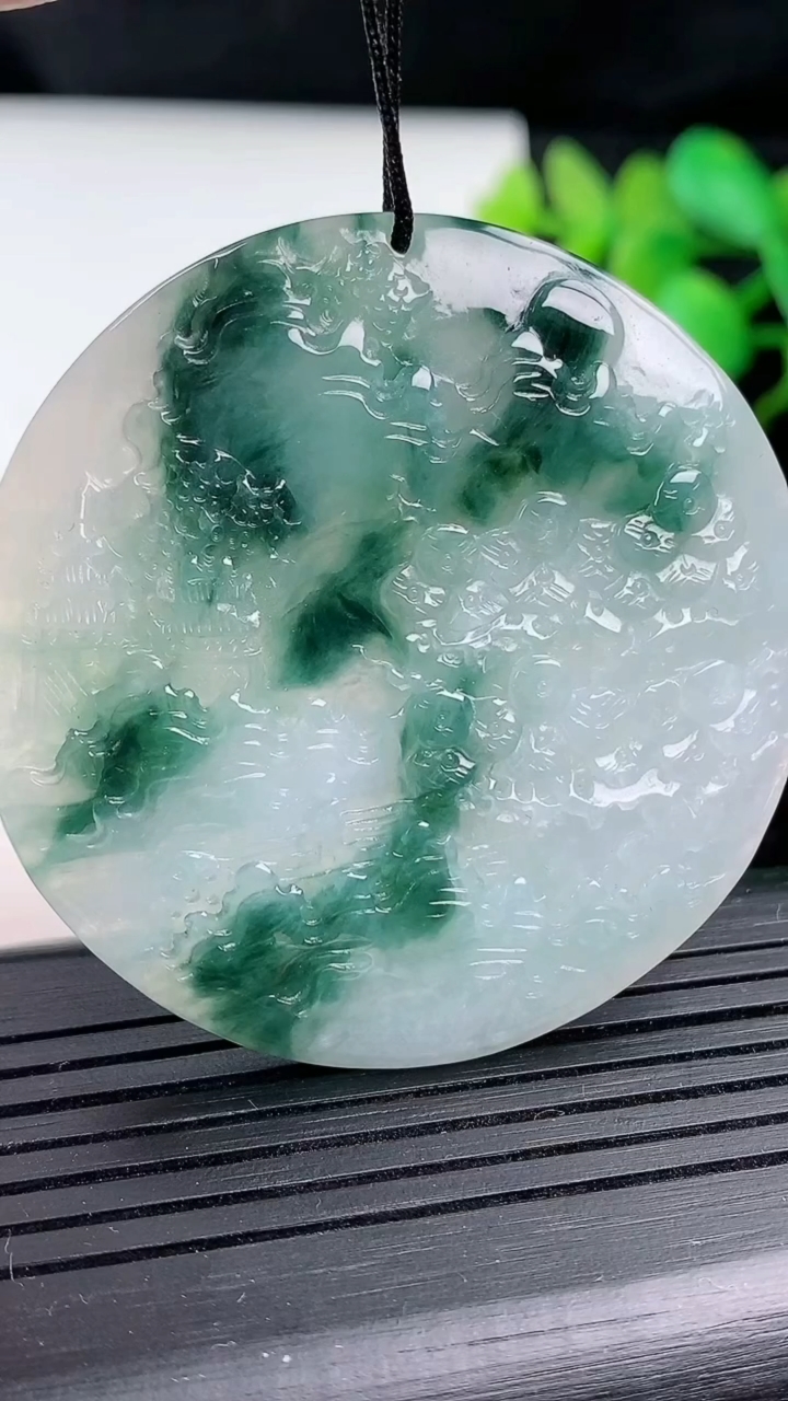 天然A货翡翠牌吊坠尺寸48-5重量:25.82g
3月9日