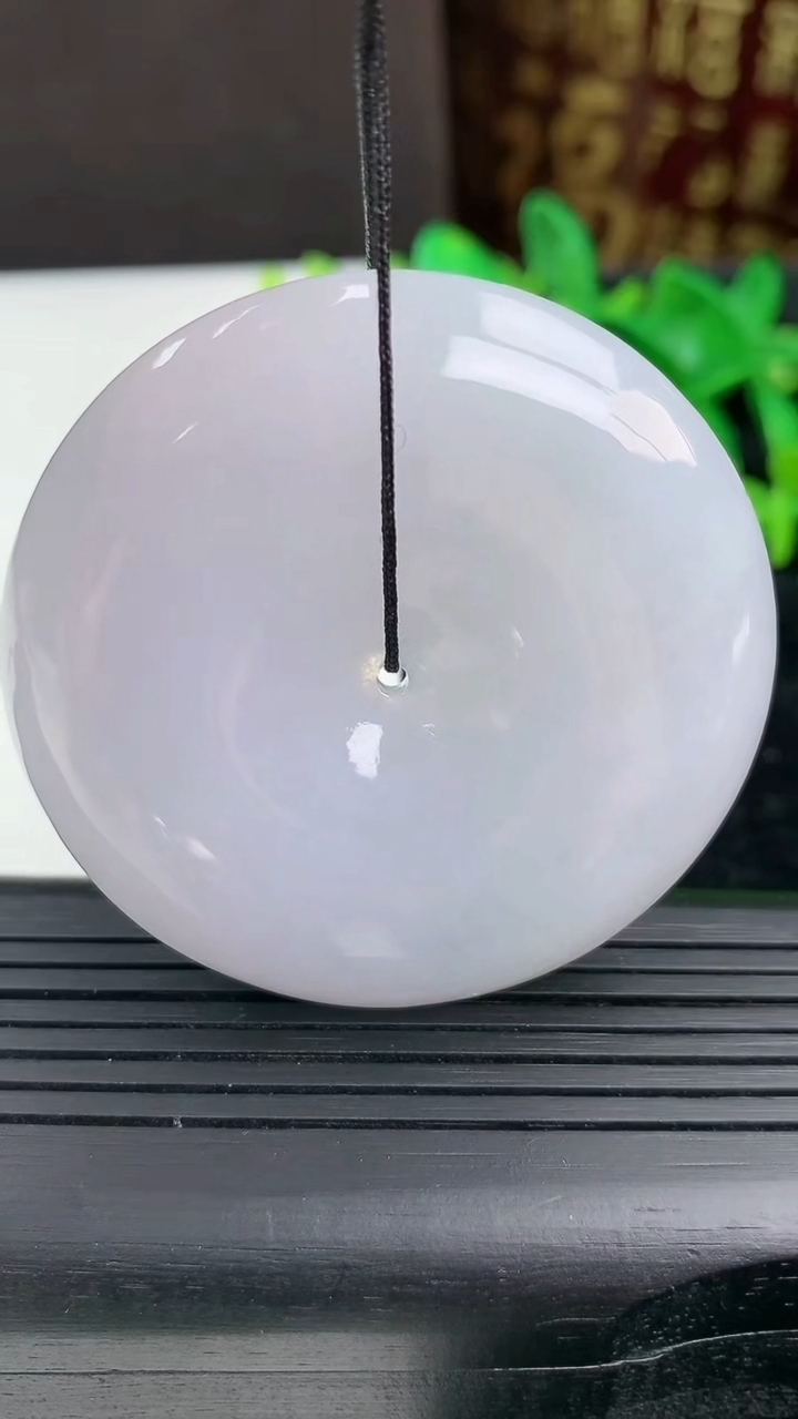 天然A货翡翠紫罗兰平安扣吊坠尺寸51.7-10.5重量:61.99g
3月9日