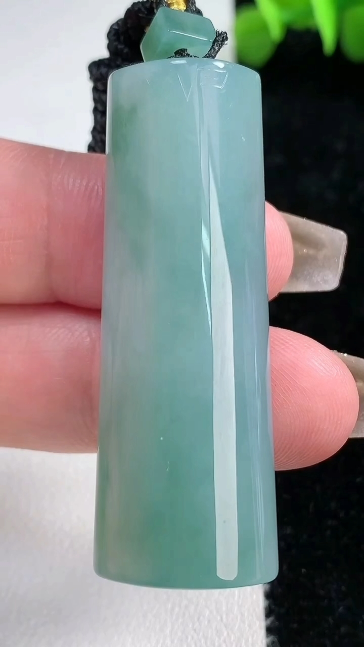 天然A货翡翠种飘花仿古无事牌吊坠，尺寸49-18-10.5，重量24.97g
3月9日