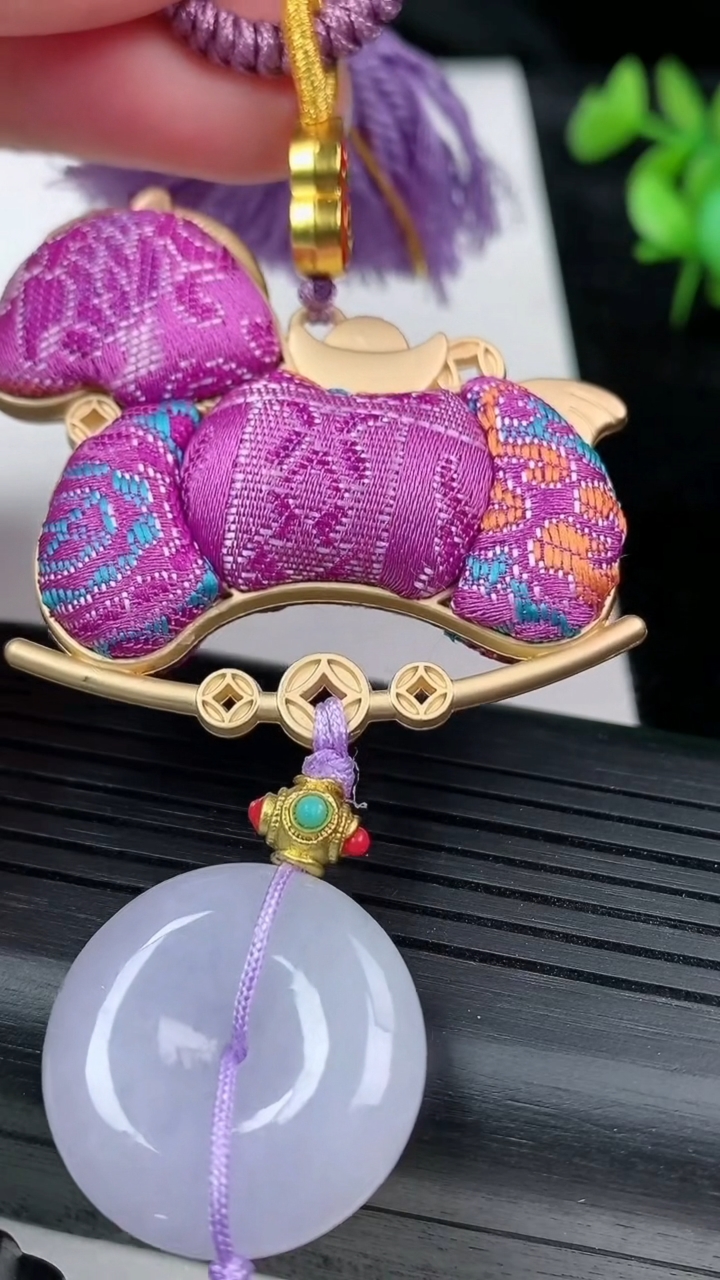 天然A货翡翠紫罗兰平安扣生肖马挂件，尺寸22.8-6，重量:36.65g
3月9日