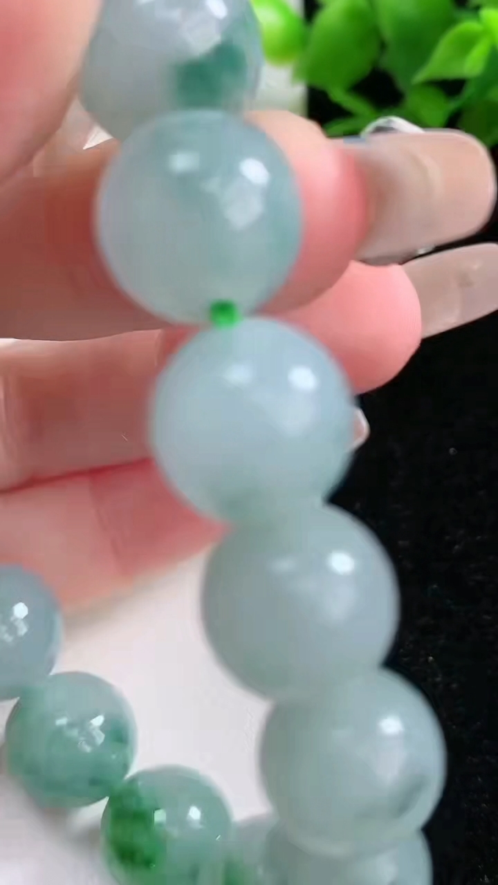 天然A货翡翠飘花圆珠手串，尺寸13，重:59.82g3月9日
工厂直销收藏佳品,种好水足，色泽均匀，有种有色，上手高大气！
