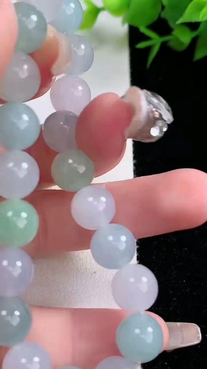 天然A货翡翠圆珠手串，尺寸9.5-20颗，重:29.96g3月9日
工厂直销收藏佳品,种好水足，色泽