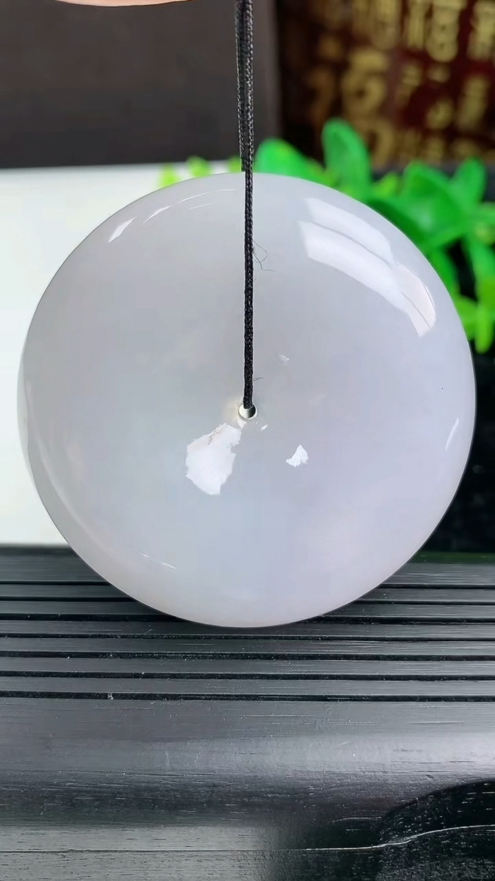 天然A货翡翠紫罗兰平安扣吊坠尺寸51.7-10.5重量:61.99g
3月9日