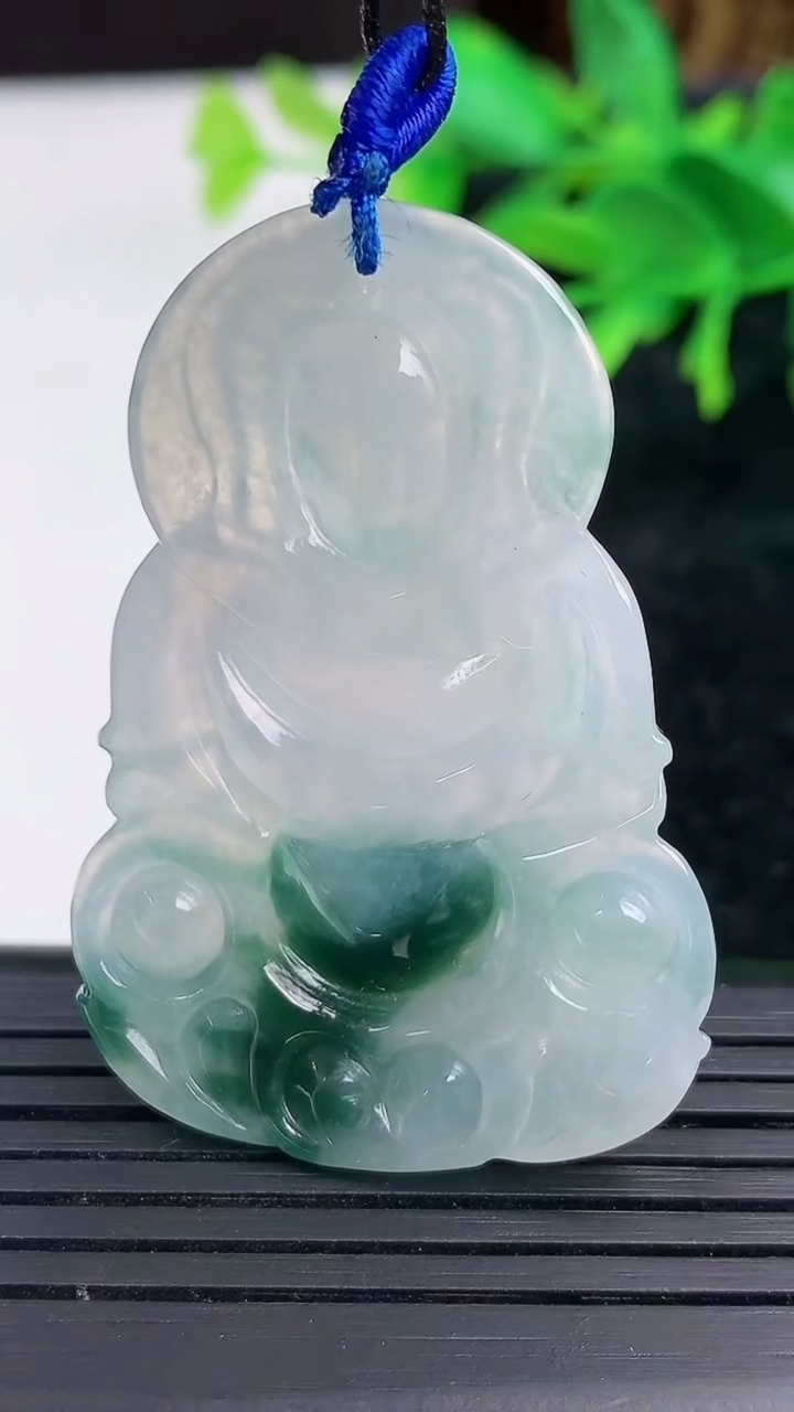 天然A货翡翠冰种飘花观音菩萨吊坠尺寸47.4-32.3-3.6重量:13.43g
3月9日