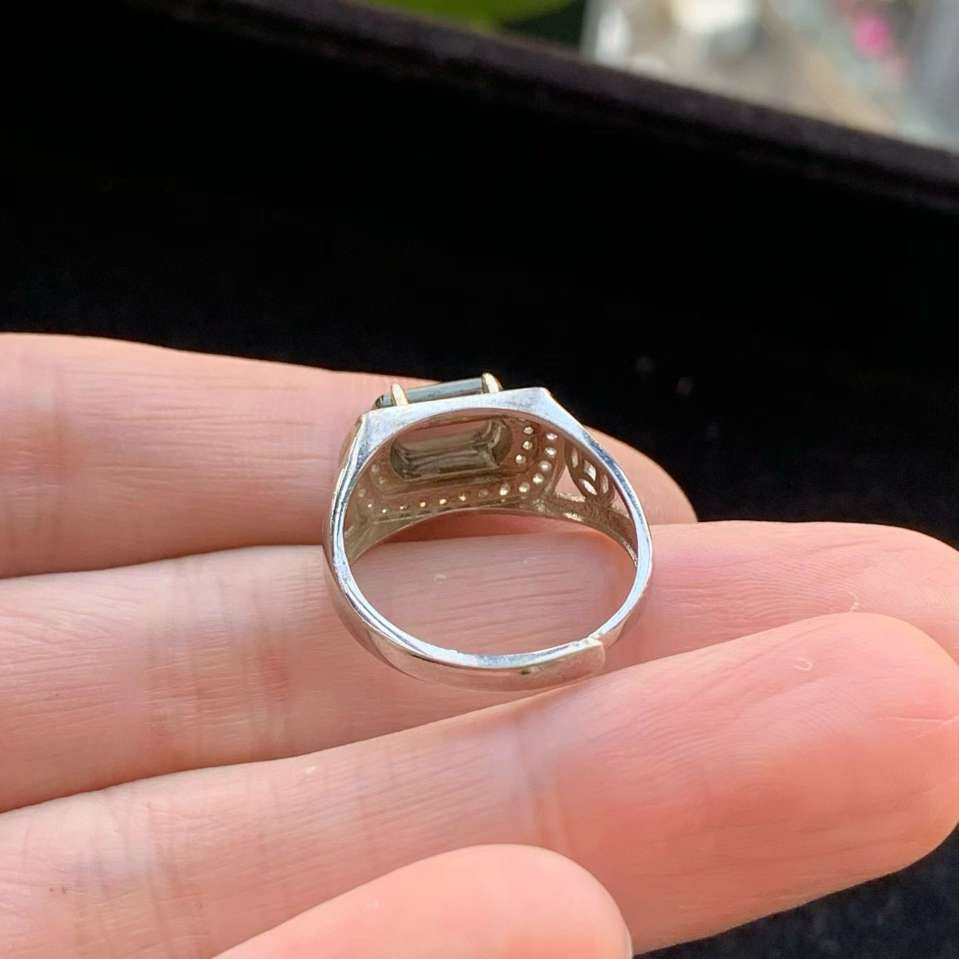 A货天然翡翠冰糯种925银满绿戒指活口重量2.99g
3月9日