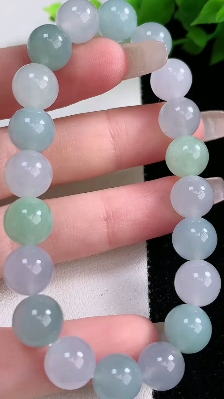 天然A货翡翠圆珠手串，尺寸9.5-20颗，重:29.96g3月9日
工厂直销收藏佳品,种好水足，色泽