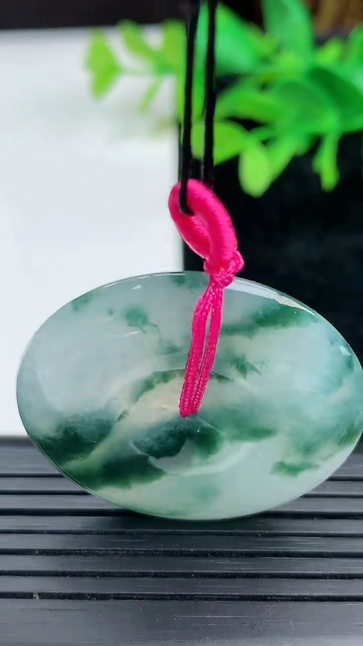 天然A货翡翠冰种飘花平安扣吊坠尺寸34.5-5.9重量:16.27g
3月9日