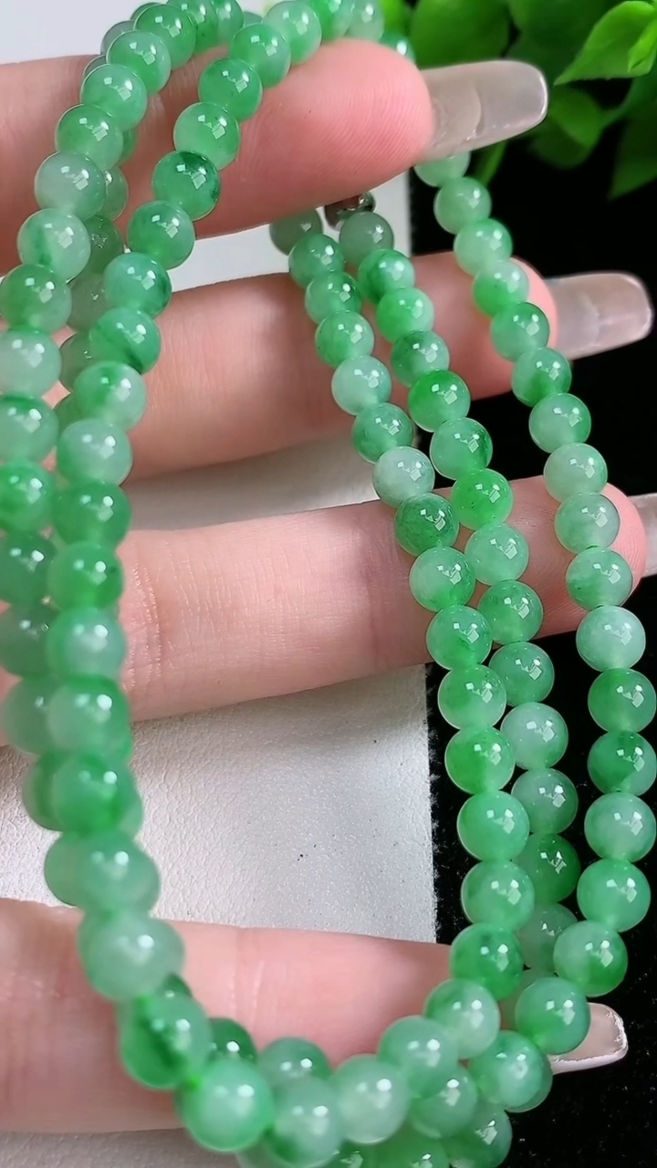天然A货翡翠圆珠项链，尺寸4.8-128颗，重:28.33g3月9日
工厂直销收藏佳品,种好水足，色