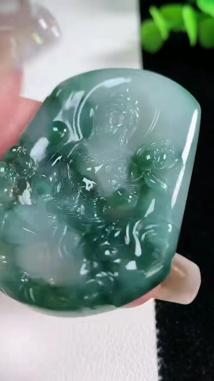 天然A货翡翠飘花普贤菩萨吊坠，尺寸51-38.6-6，重量25.23g
3月9日