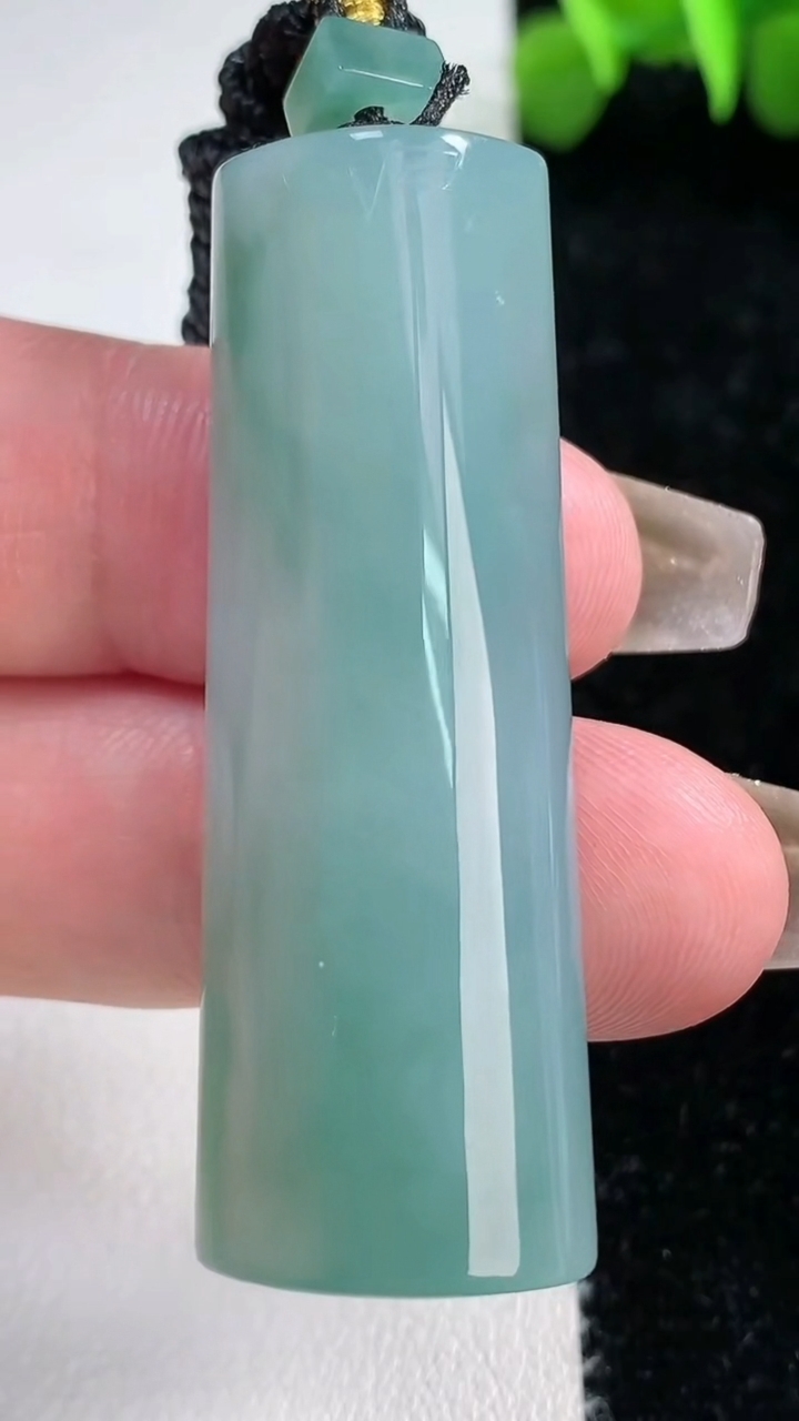 天然A货翡翠种飘花仿古无事牌吊坠，尺寸49-18-10.5，重量24.97g
3月9日