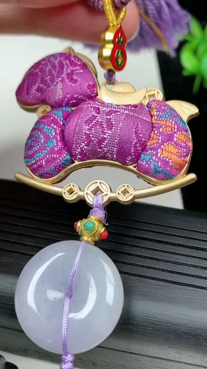 天然A货翡翠紫罗兰平安扣生肖马挂件，尺寸22.8-6，重量:36.65g
3月9日