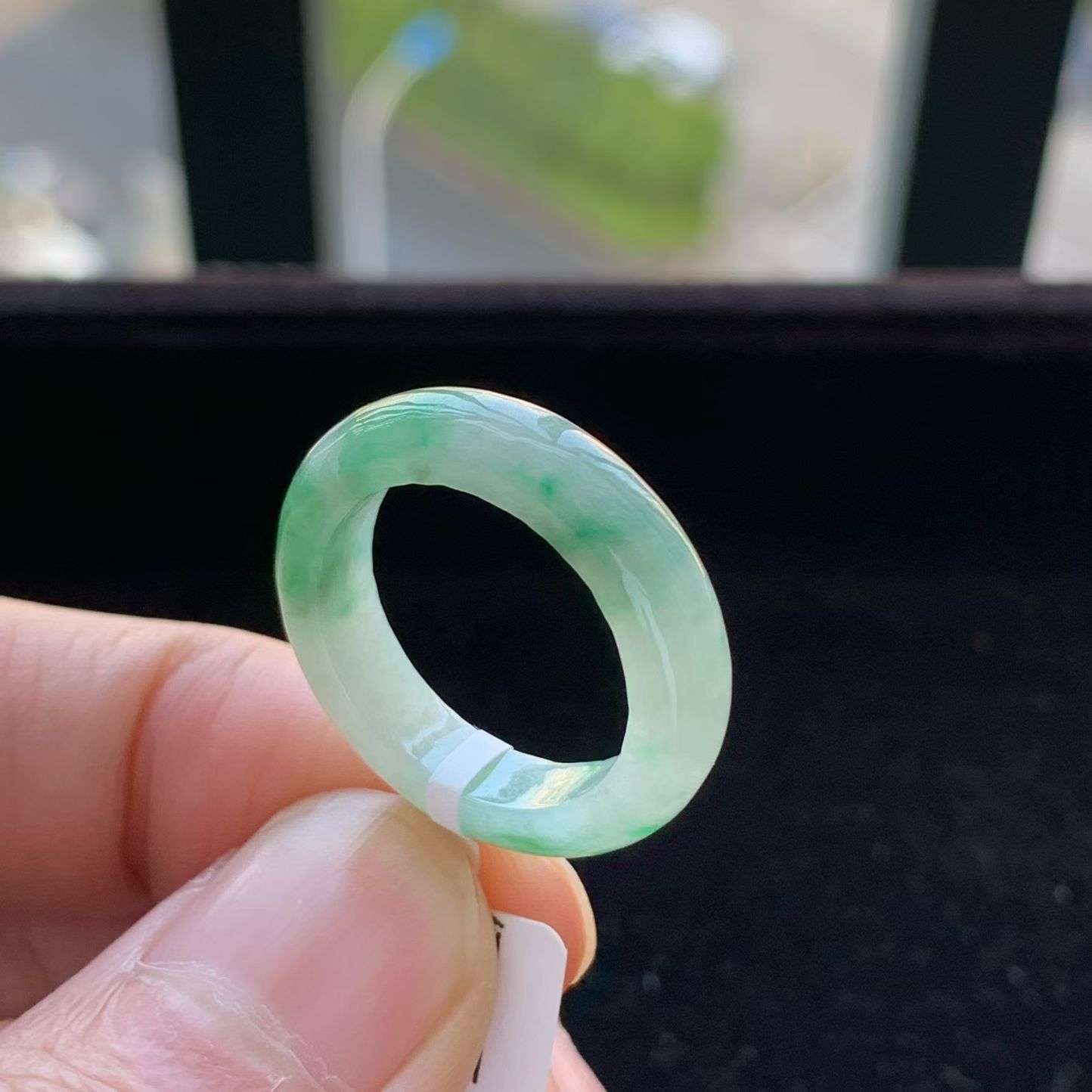 A货天然翡翠冰糯种飘绿戒指18号重量3.90
3月9日