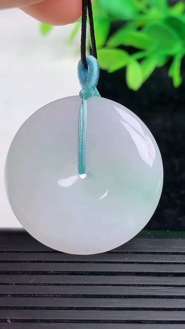 天然A货翡翠平安扣吊坠尺寸32-5.6重量:13.43g
3月9日