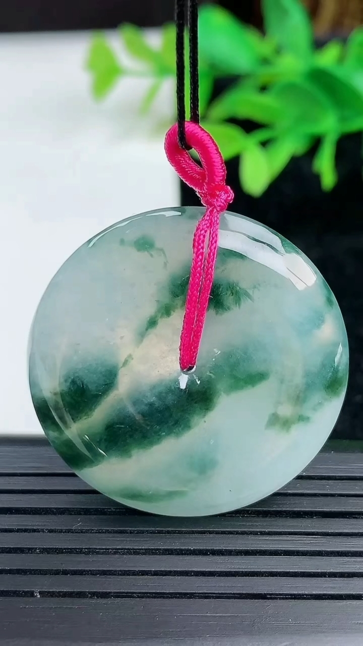 天然A货翡翠冰种飘花平安扣吊坠尺寸34.5-5.9重量:16.27g
3月9日