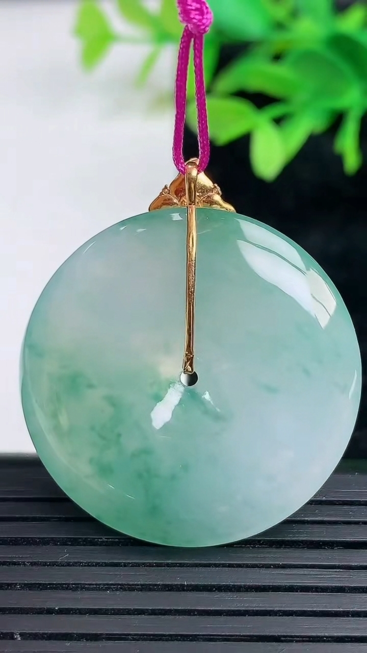 天然A货翡翠种飘花平安扣吊坠尺寸32.5-5.3重量:13.83g
3月9日