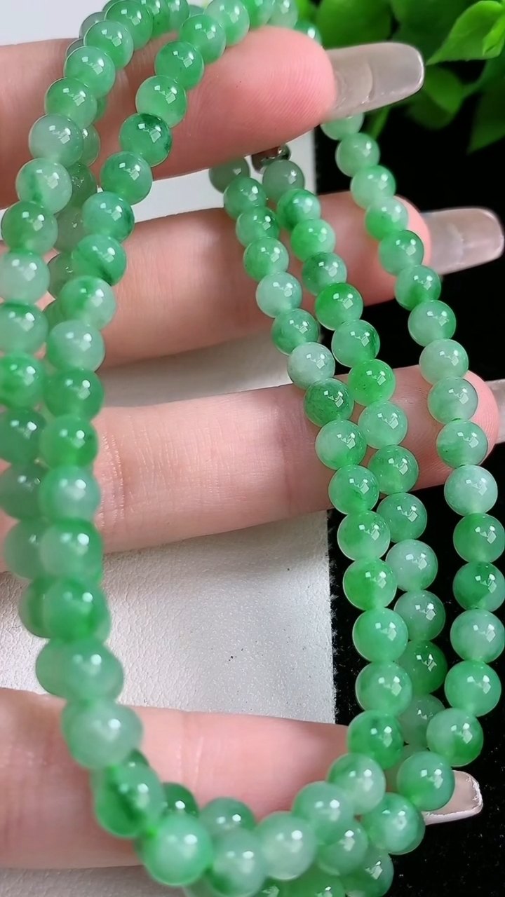 天然A货翡翠圆珠项链，尺寸4.8-128颗，重:28.33g3月9日
工厂直销收藏佳品,种好水足，色泽均匀，有种有色，上手高大气！