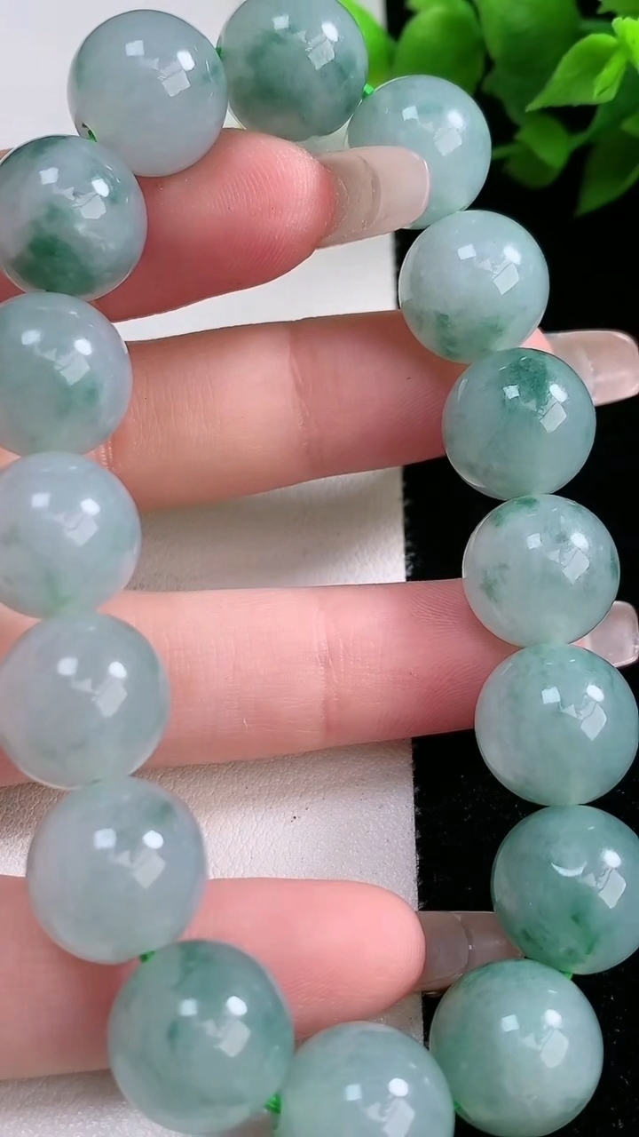 天然A货翡翠飘花圆珠手串，尺寸13，重:59.82g3月9日
工厂直销收藏佳品,种好水足，色泽均匀，有种有色，上手高大气！