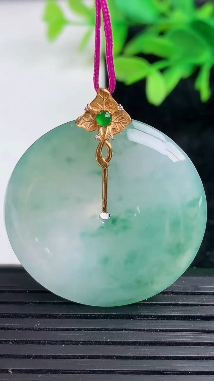 天然A货翡翠种飘花平安扣吊坠尺寸32.5-5.3重量:13.83g
3月9日