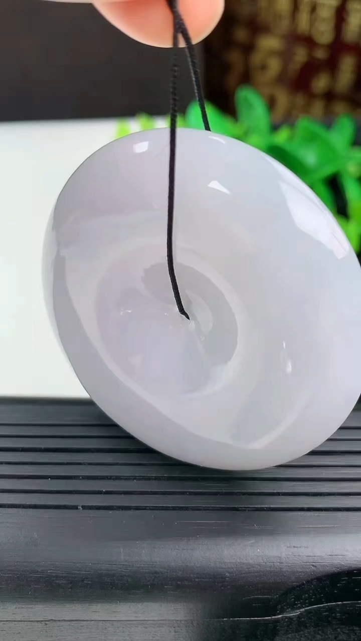 天然A货翡翠紫罗兰平安扣吊坠尺寸51.7-10.5重量:61.99g
3月9日