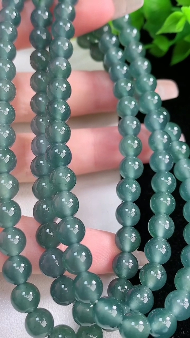 天然A货翡翠种蓝水圆珠项链，尺寸7-108颗，重:63.27g3月9日
工厂直销收藏佳品,种好水足，色泽均匀，有种有色，上手高大气！
