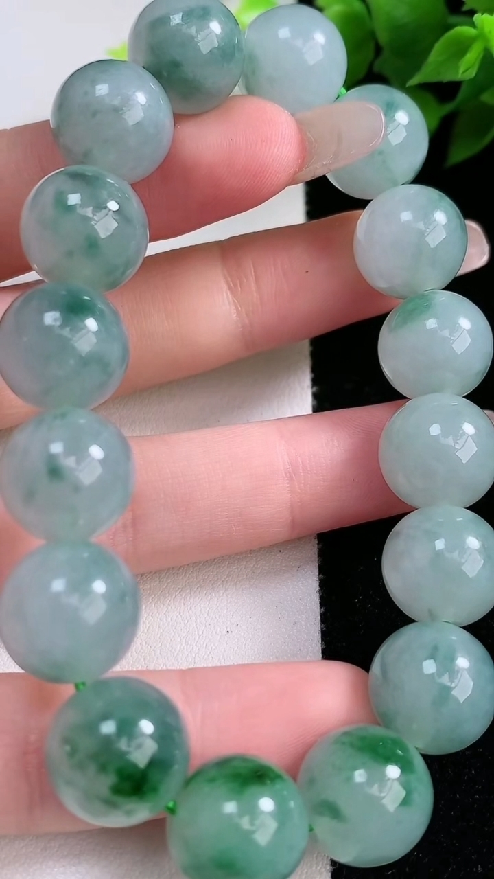 天然A货翡翠飘花圆珠手串，尺寸13，重:59.82g3月9日
工厂直销收藏佳品,种好水足，色泽均匀，有种有色，上手高大气！