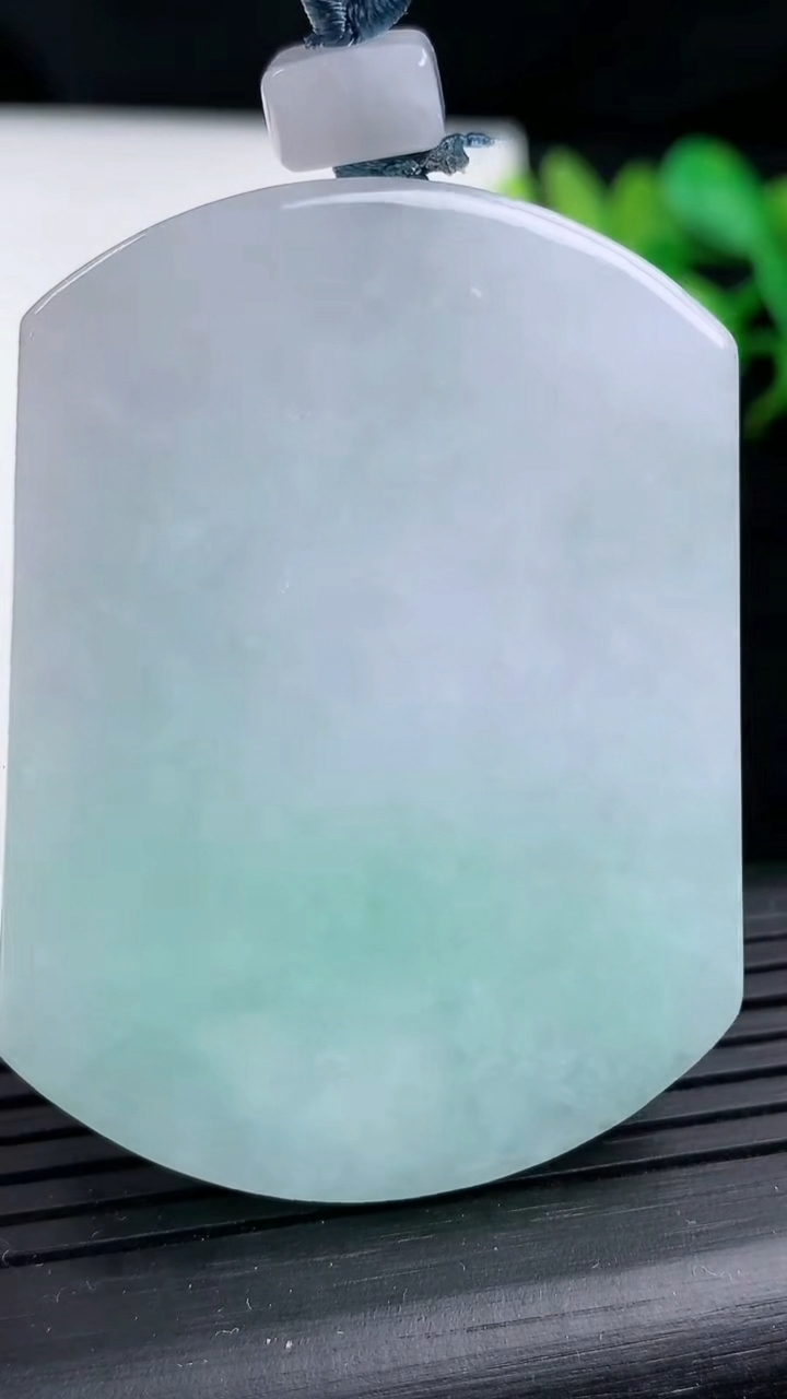 天然A货翡翠无事牌吊坠尺寸52.5-40.4-6重量:38.50g
3月9日