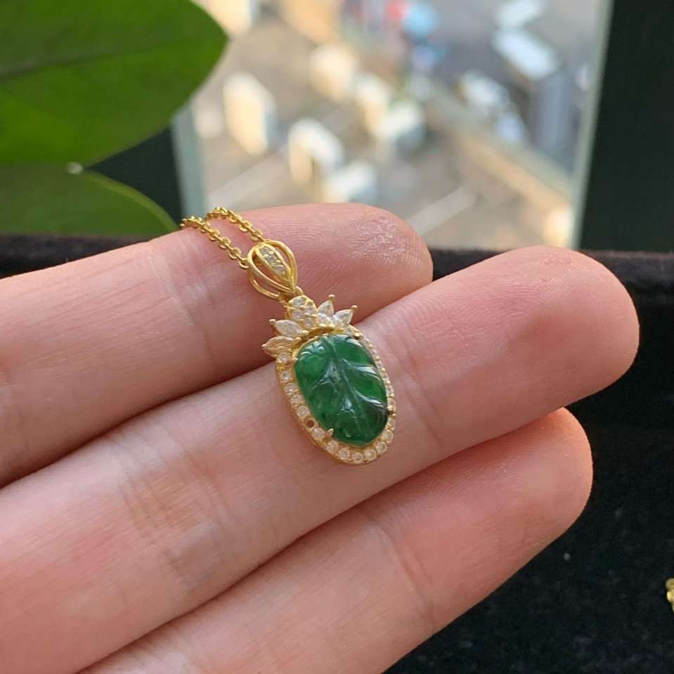 A货天然翡翠冰糯种满绿925银叶子吊坠重量1.41
3月9日