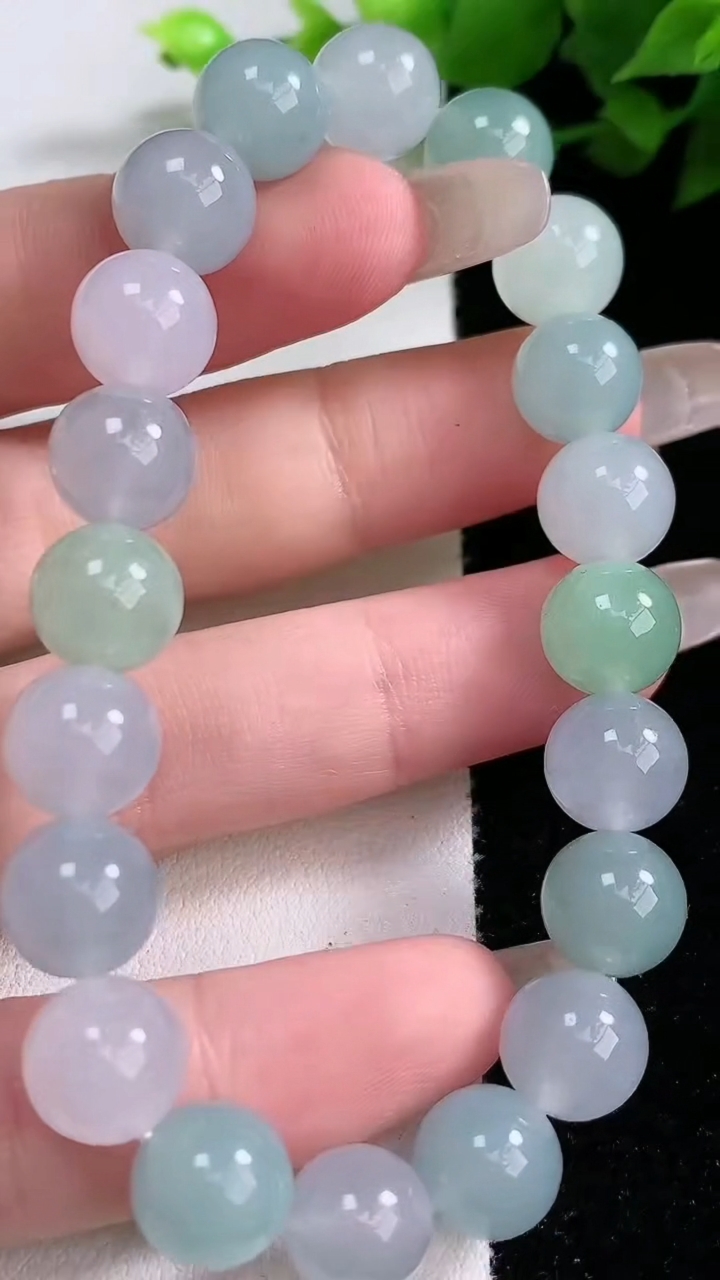 天然A货翡翠圆珠手串，尺寸9.5-20颗，重:29.96g3月9日
工厂直销收藏佳品,种好水足，色泽均匀，有种有色，上手高大气！