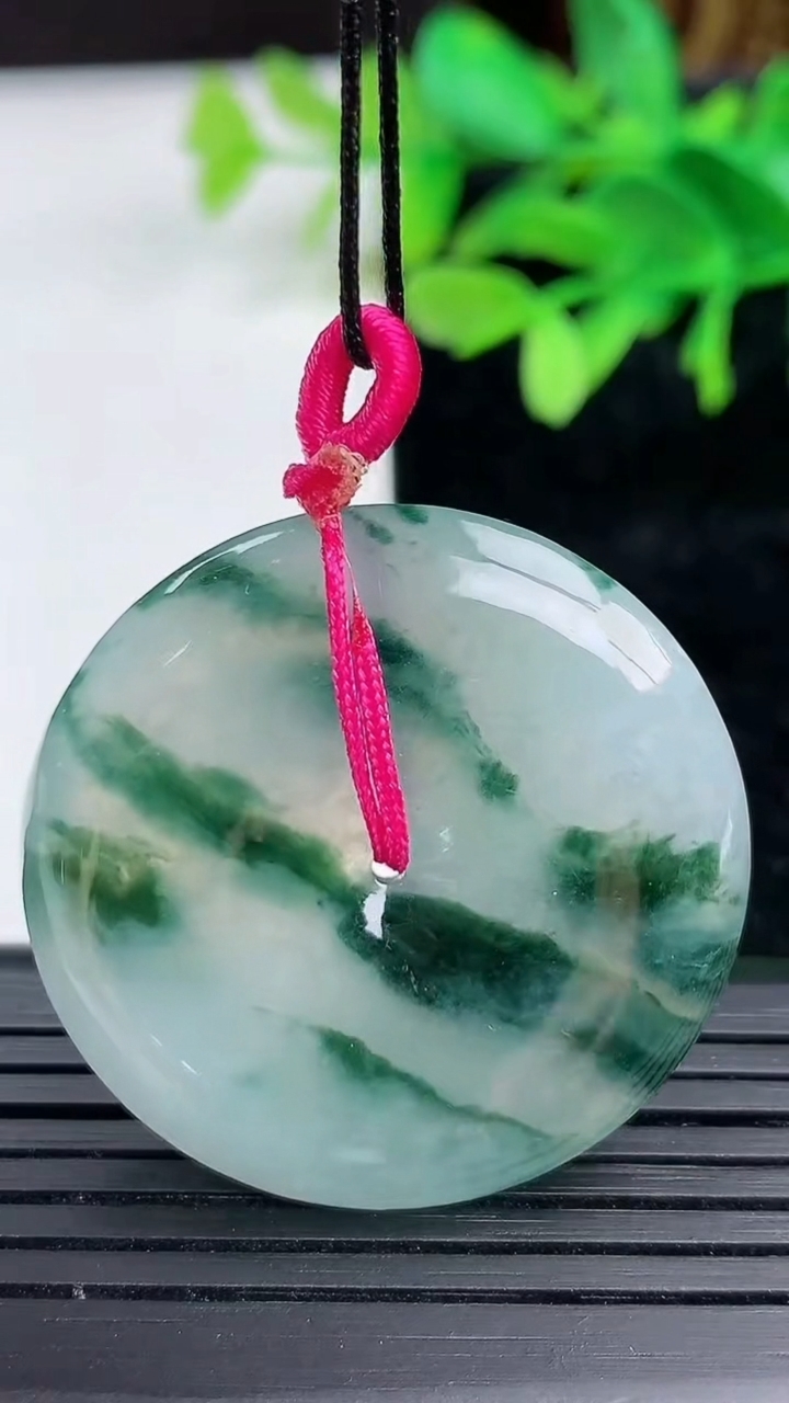 天然A货翡翠冰种飘花平安扣吊坠尺寸34.5-5.9重量:16.27g
3月9日