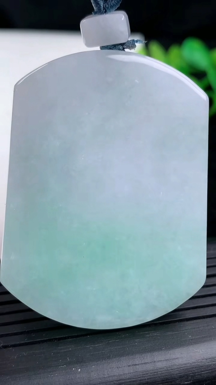 天然A货翡翠无事牌吊坠尺寸52.5-40.4-6重量:38.50g
3月9日