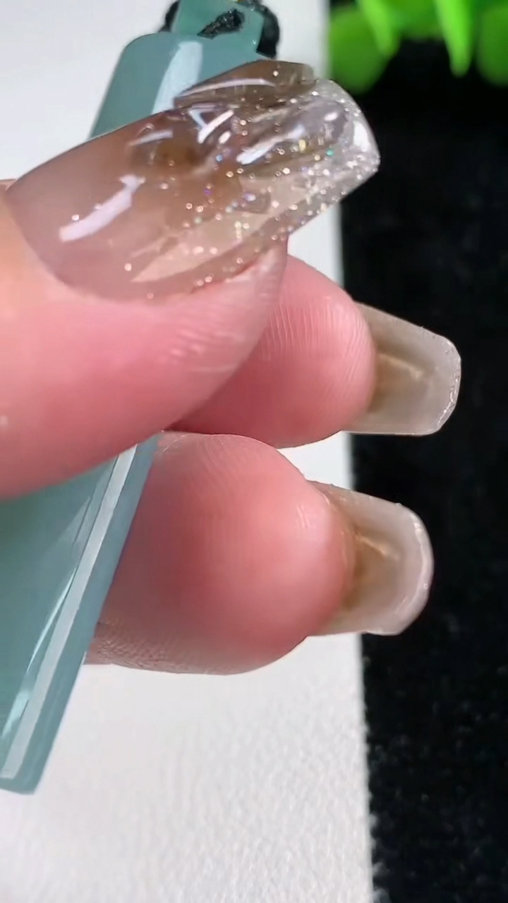 天然A货翡翠种飘花仿古无事牌吊坠，尺寸49-18-10.5，重量24.97g
3月9日