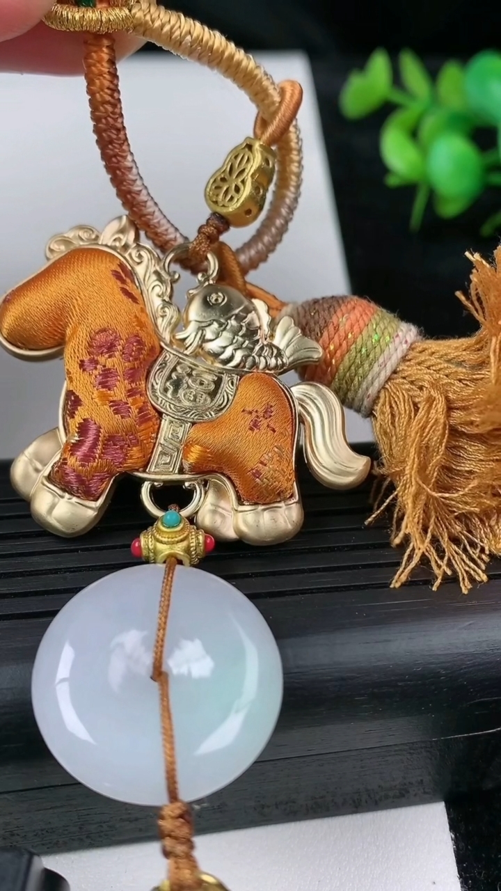 天然A货翡翠紫罗兰平安扣生肖马挂件，尺寸22.6-5.6，重量:31.31g
3月9日