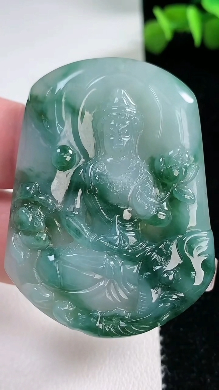 天然A货翡翠飘花普贤菩萨吊坠，尺寸51-38.6-6，重量25.23g
3月9日