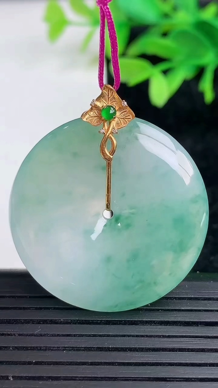 天然A货翡翠种飘花平安扣吊坠尺寸32.5-5.3重量:13.83g
3月9日