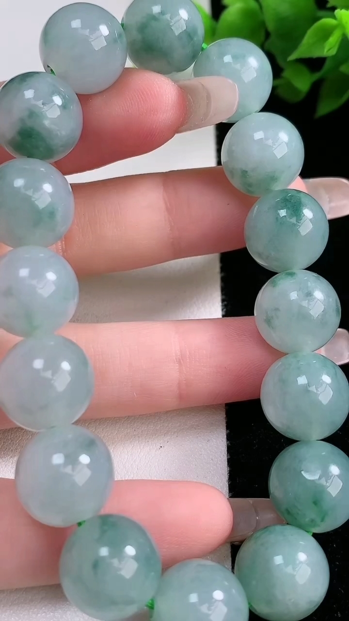 天然A货翡翠飘花圆珠手串，尺寸13，重:59.82g3月9日
工厂直销收藏佳品,种好水足，色泽均匀，