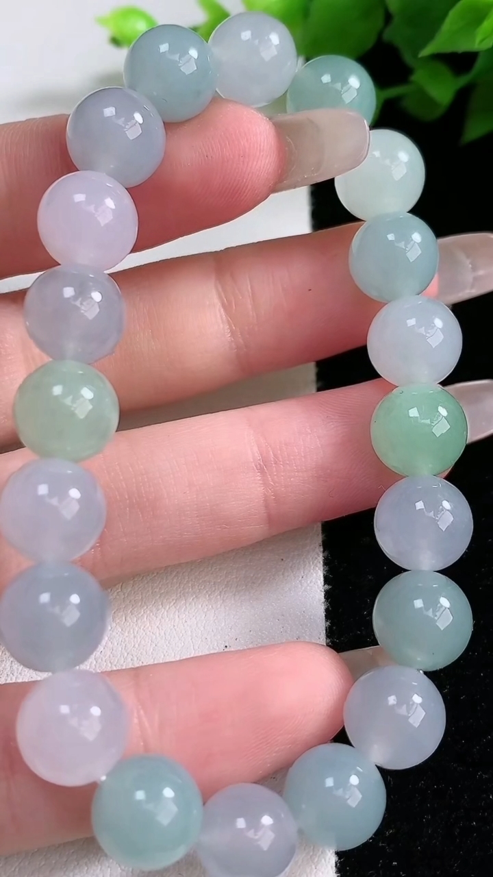 天然A货翡翠圆珠手串，尺寸9.5-20颗，重:29.96g3月9日
工厂直销收藏佳品,种好水足，色泽均匀，有种有色，上手高大气！