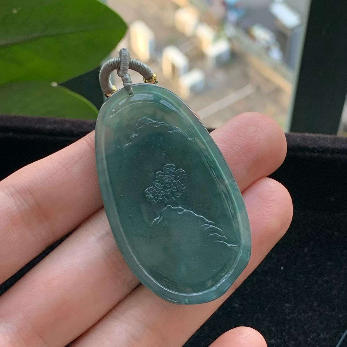 A货天然翡翠冰种蓝水山水牌吊坠重量17.87
3月9日