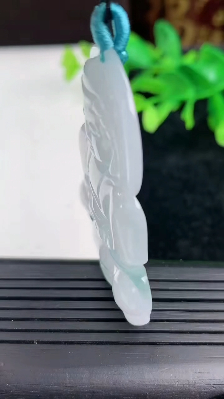 天然A货翡翠飘花观音菩萨吊坠尺寸53.6-37.4-5重量:19.33g
3月9日