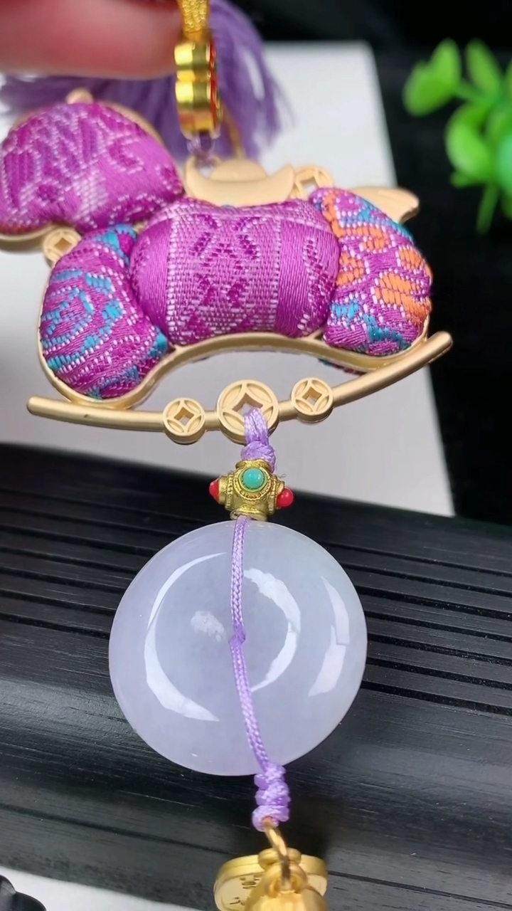 天然A货翡翠紫罗兰平安扣生肖马挂件，尺寸22.8-6，重量:36.65g
3月9日