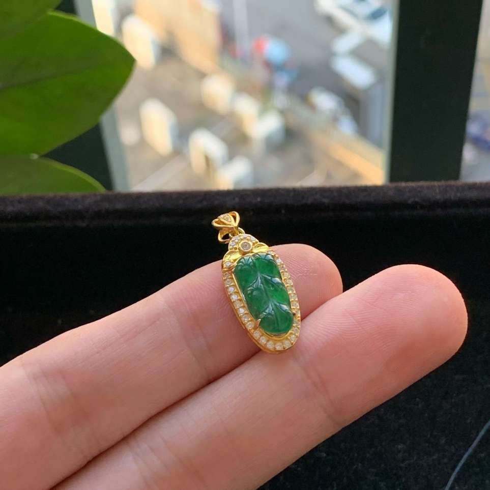 A货天然翡翠冰糯种满绿925银叶子吊坠重量1.42
3月9日