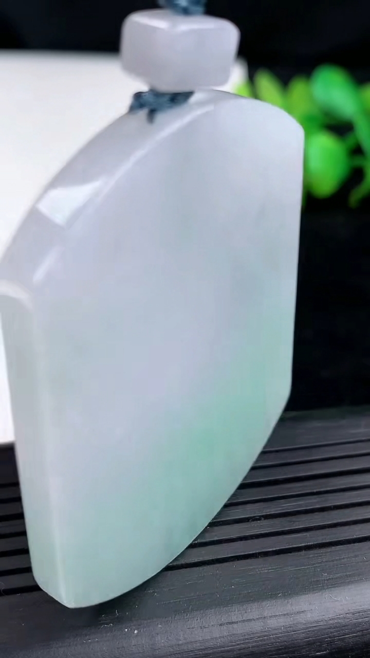 天然A货翡翠无事牌吊坠尺寸52.5-40.4-6重量:38.50g
3月9日