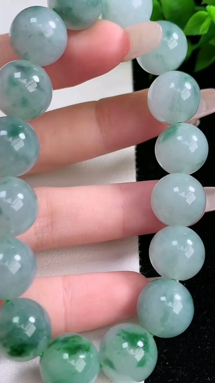 天然A货翡翠飘花圆珠手串，尺寸13，重:59.82g3月9日
工厂直销收藏佳品,种好水足，色泽均匀，有种有色，上手高大气！