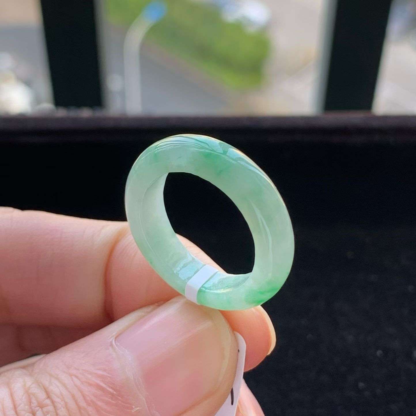 A货天然翡翠冰糯种飘绿戒指17-18号重量4.37
3月9日