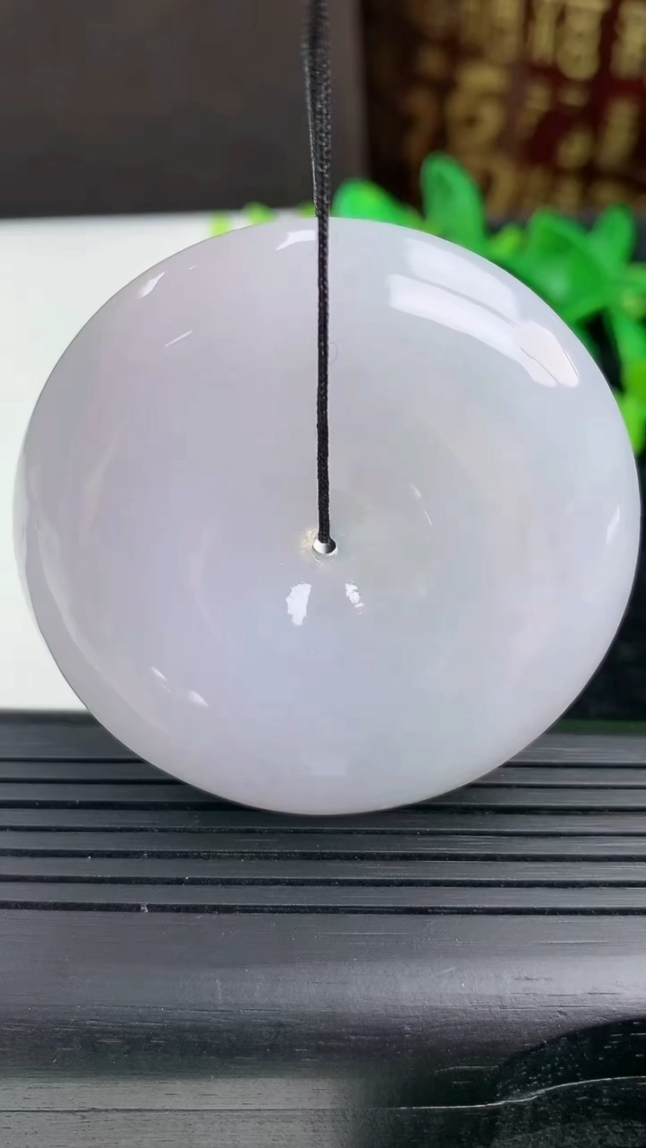 天然A货翡翠紫罗兰平安扣吊坠尺寸51.7-10.5重量:61.99g
3月9日