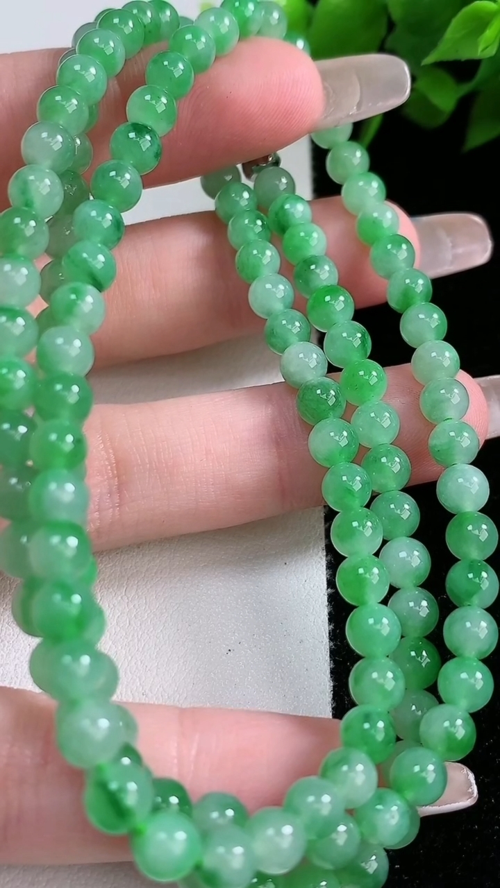 天然A货翡翠圆珠项链，尺寸4.8-128颗，重:28.33g3月9日
工厂直销收藏佳品,种好水足，色泽均匀，有种有色，上手高大气！