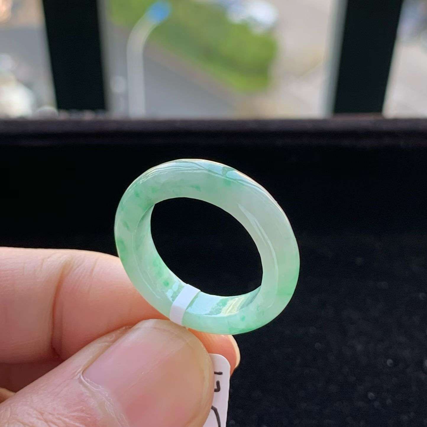 A货天然翡翠冰糯种飘绿戒指17-18号重量4.37
3月9日