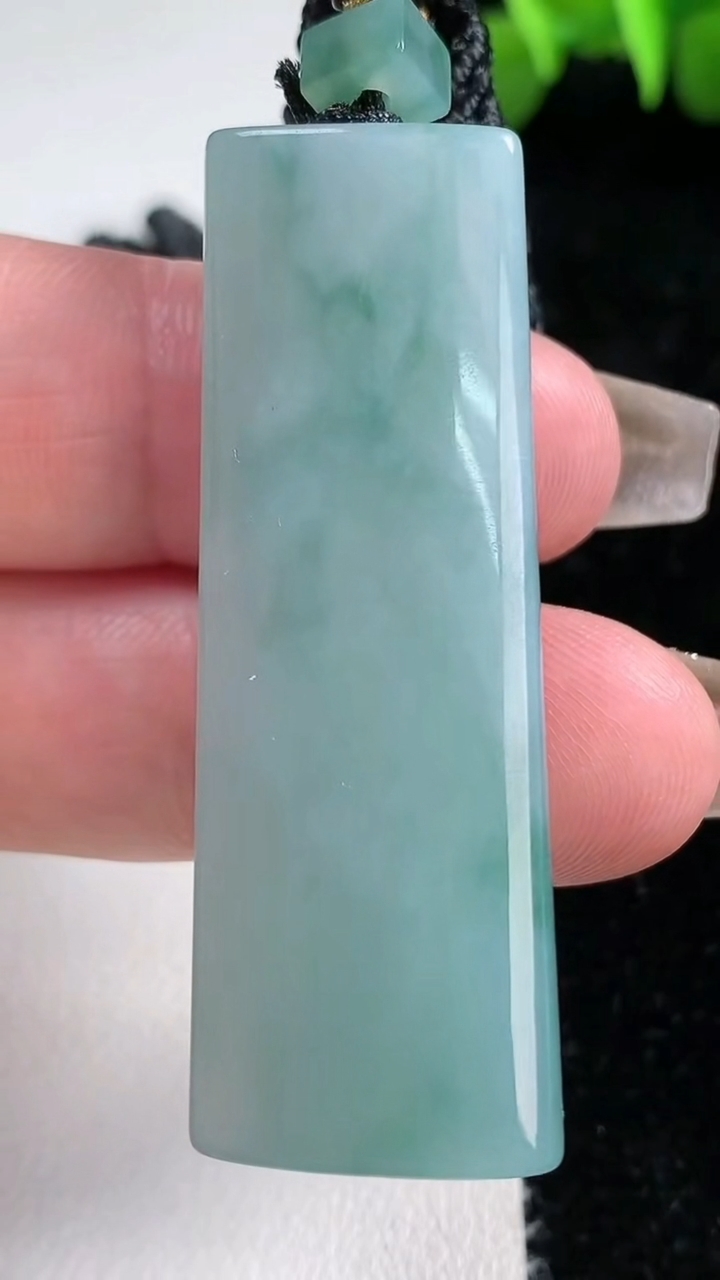 天然A货翡翠种飘花仿古无事牌吊坠，尺寸49-18-10.5，重量24.97g
3月9日