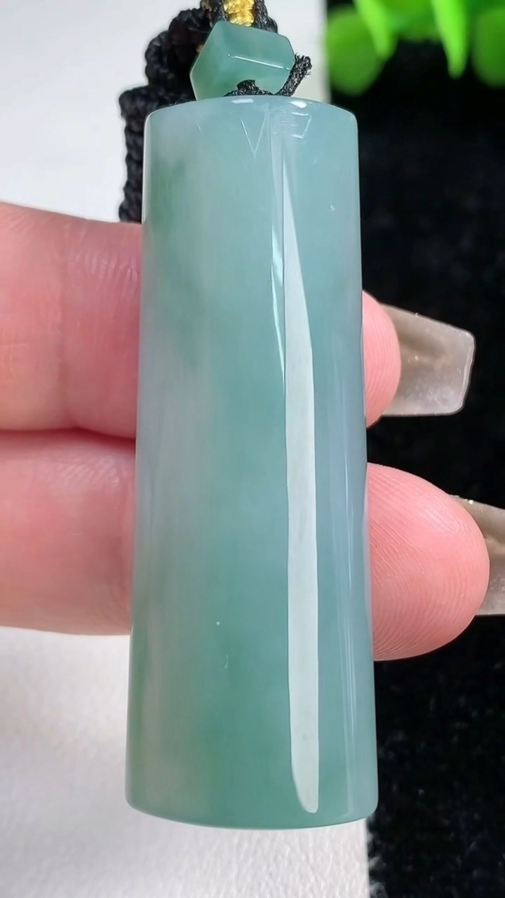 天然A货翡翠种飘花仿古无事牌吊坠，尺寸49-18-10.5，重量24.97g
3月9日