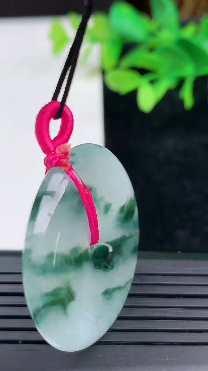 天然A货翡翠冰种飘花平安扣吊坠尺寸34.5-5.9重量:16.27g
3月9日