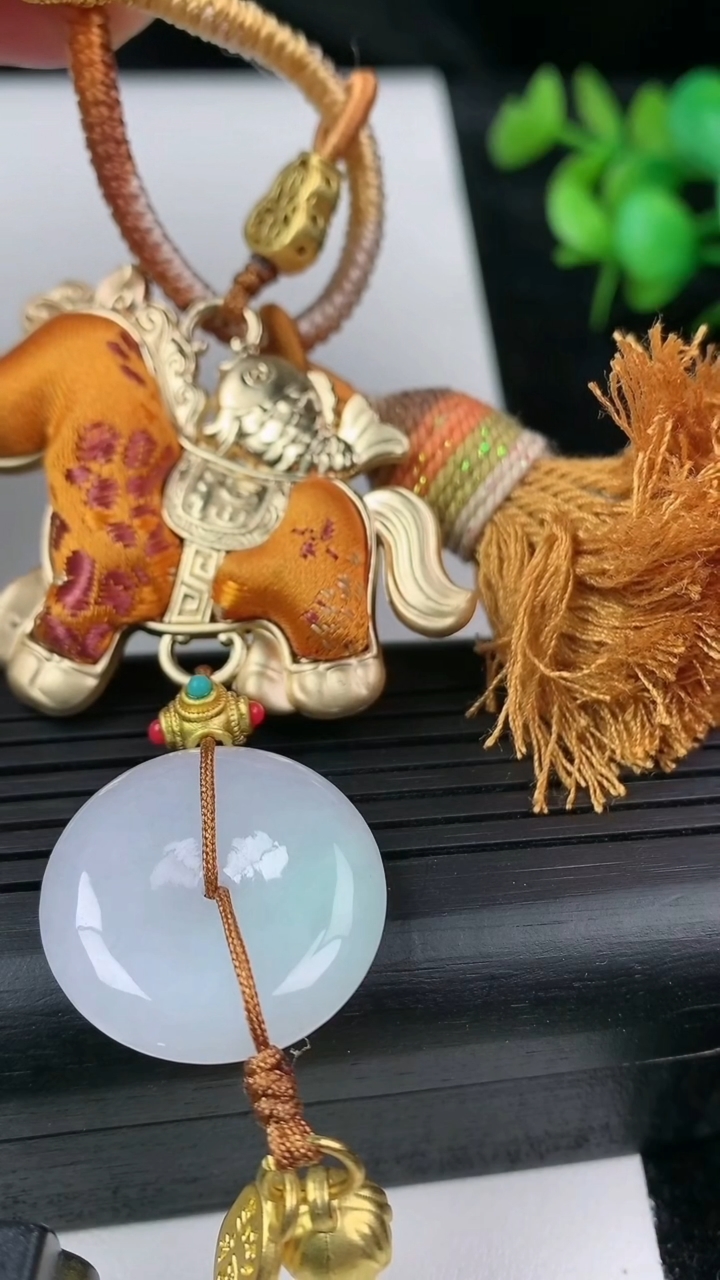 天然A货翡翠紫罗兰平安扣生肖马挂件，尺寸22.6-5.6，重量:31.31g
3月9日